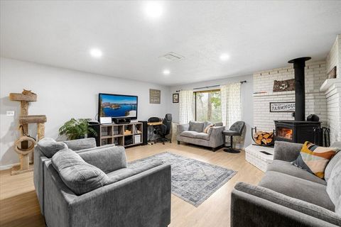 Tiny photo for 2587 Woodland Park Road, Grants Pass, OR 97527 (MLS # 220214321)