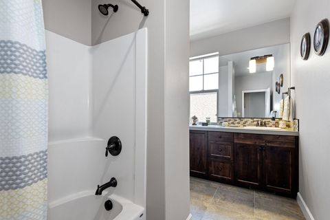 Tiny photo for 250 Split Rail Lane, Redmond, OR 97756 (MLS # 220212008)