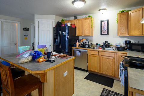 Tiny photo for 813 SE Kierra Place, Madras, OR 97741 (MLS # 220220110)