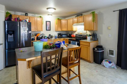 Tiny photo for 813 SE Kierra Place, Madras, OR 97741 (MLS # 220220110)