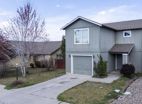 Tiny photo for 813 SE Kierra Place, Madras, OR 97741 (MLS # 220220110)