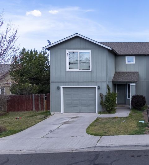 Photo of 813 SE Kierra Place, Madras, OR 97741 (MLS # 220220110)