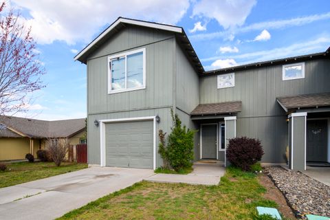 Tiny photo for 813 SE Kierra Place, Madras, OR 97741 (MLS # 220220110)