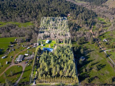 Photo of 230 Hussey Lane, Grants Pass, OR 97527 (MLS # 220217357)