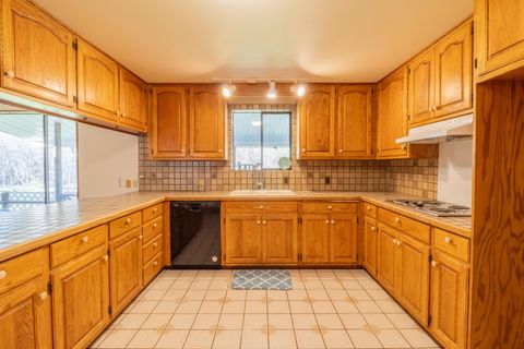 Tiny photo for 230 Hussey Lane, Grants Pass, OR 97527 (MLS # 220217357)
