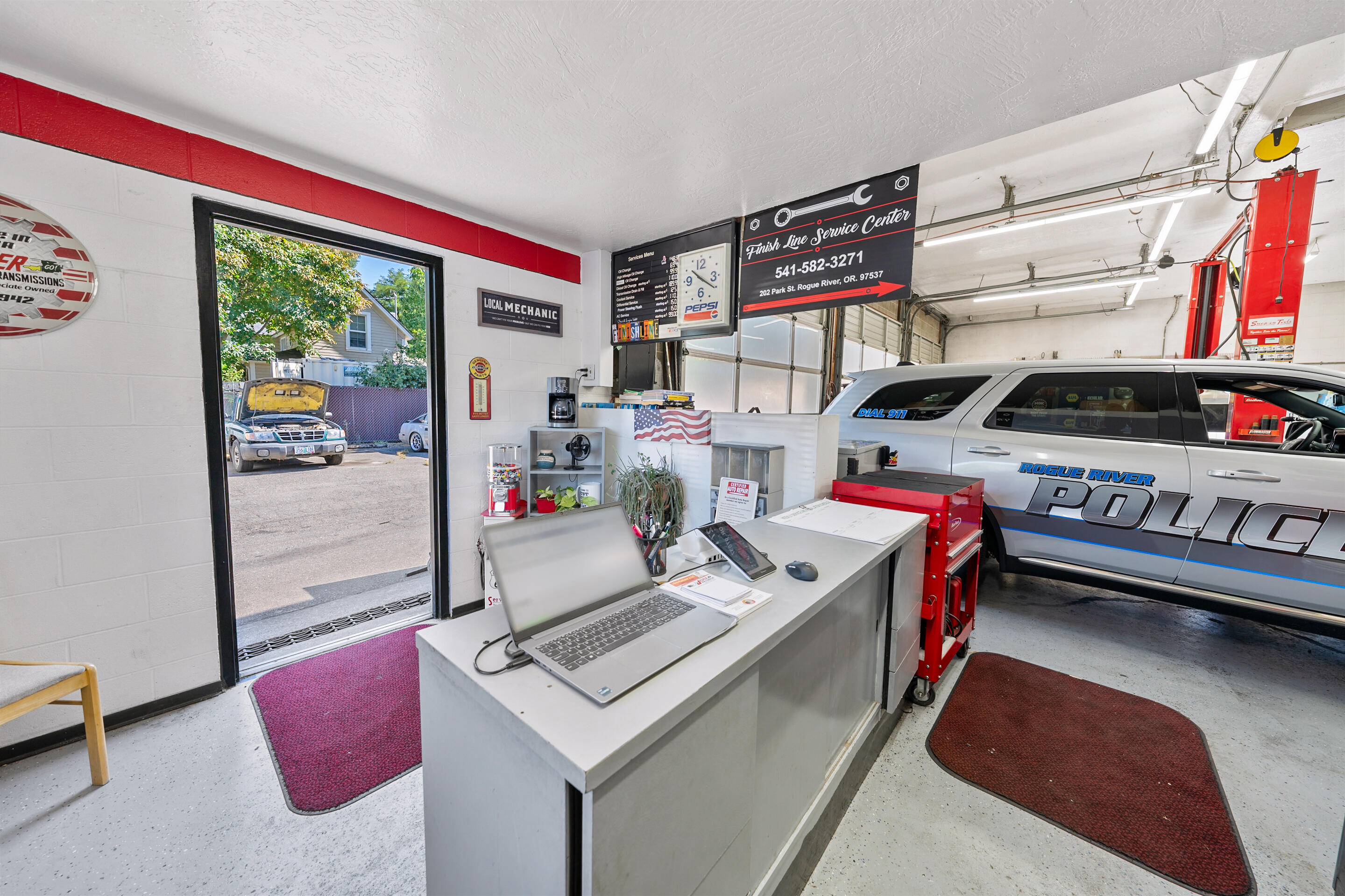 Main image without alt text