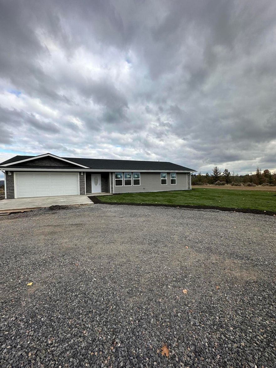 Beautiful New Build 4 bedrooms 2 bath on 1.28 acres with views of Mt. Jefferson from the living room window. Quartz countertops, laminate flooring, carpet in bedrooms, tile in entry, bathrooms, and laundry room. RV hook-up. Underground sprinklers front and back. 

This home is completely done and ready to move in. See Attached home inspection.