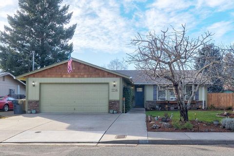 Photo of 1116 SW Spruce Street, Grants Pass, OR 97526 (MLS # 220215173)
