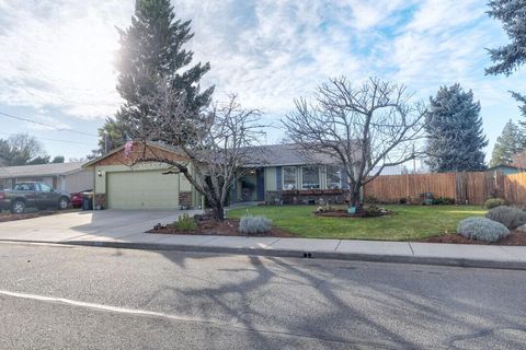 Tiny photo for 1116 SW Spruce Street, Grants Pass, OR 97526 (MLS # 220215173)