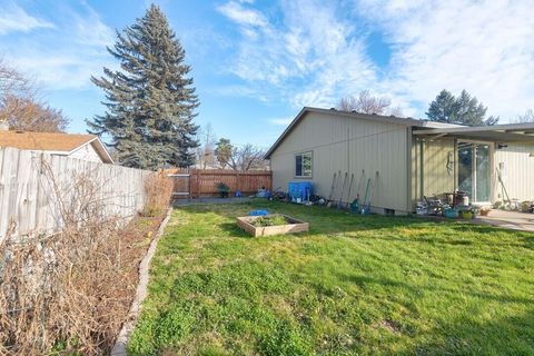 Tiny photo for 1116 SW Spruce Street, Grants Pass, OR 97526 (MLS # 220215173)