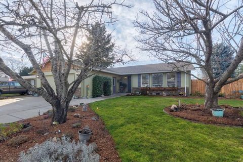 Tiny photo for 1116 SW Spruce Street, Grants Pass, OR 97526 (MLS # 220215173)