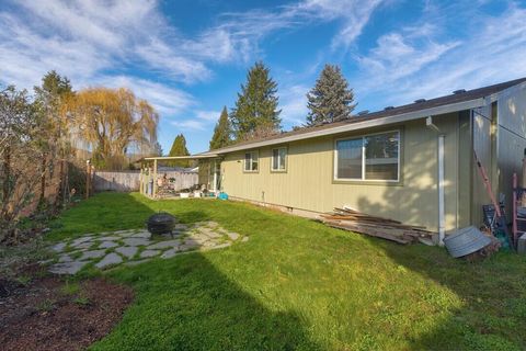 Tiny photo for 1116 SW Spruce Street, Grants Pass, OR 97526 (MLS # 220215173)