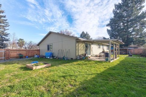Tiny photo for 1116 SW Spruce Street, Grants Pass, OR 97526 (MLS # 220215173)