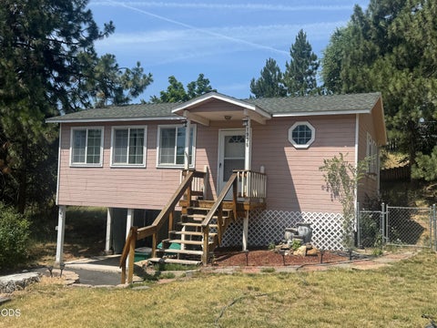 Photo of 1936 Lancaster Avenue, Klamath Falls, OR 97601 (MLS # 220224202)