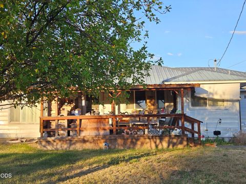Photo of 3031 Emerald Street, Klamath Falls, OR 97601 (MLS # 220225141)