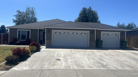 Photo of 3316 Paramont Street, Klamath Falls, OR 97603 (MLS # 220215476)