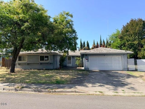 Photo of 1209 N 10th Street, Central Point, OR 97502 (MLS # 220228591)