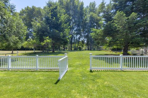 Tiny photo for 1211 SW Ironwood Drive, Grants Pass, OR 97526 (MLS # 220221778)