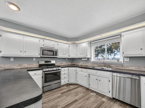 Tiny photo for 4316 El Cerrito Way, Klamath Falls, OR 97603 (MLS # 220221189)