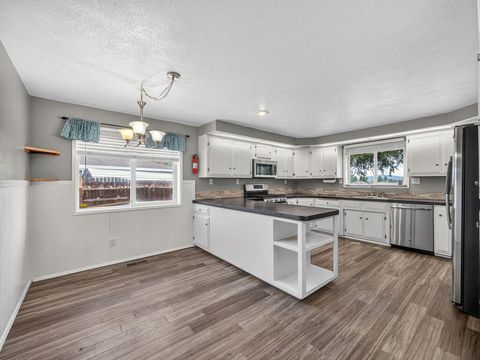 Tiny photo for 4316 El Cerrito Way, Klamath Falls, OR 97603 (MLS # 220221189)