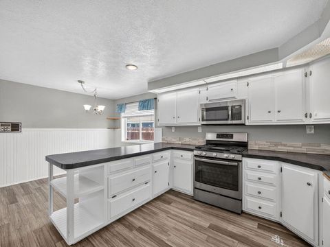 Tiny photo for 4316 El Cerrito Way, Klamath Falls, OR 97603 (MLS # 220221189)