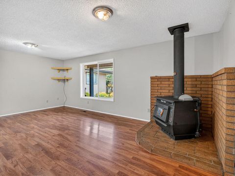 Tiny photo for 4316 El Cerrito Way, Klamath Falls, OR 97603 (MLS # 220221189)