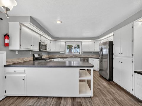 Tiny photo for 4316 El Cerrito Way, Klamath Falls, OR 97603 (MLS # 220221189)