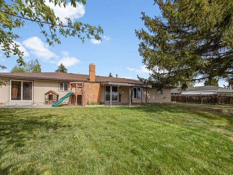 Tiny photo for 4316 El Cerrito Way, Klamath Falls, OR 97603 (MLS # 220221189)