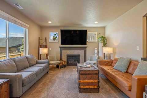 Tiny photo for 746 N Roundhouse Court, Sisters, OR 97759 (MLS # 220219537)