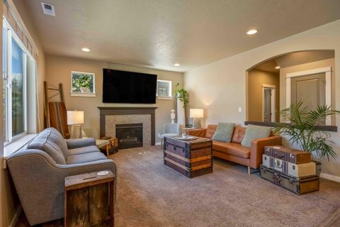 Tiny photo for 746 N Roundhouse Court, Sisters, OR 97759 (MLS # 220219537)