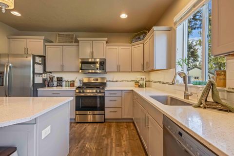 Tiny photo for 746 N Roundhouse Court, Sisters, OR 97759 (MLS # 220219537)