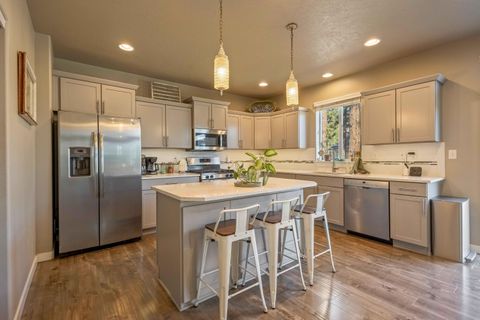 Tiny photo for 746 N Roundhouse Court, Sisters, OR 97759 (MLS # 220219537)