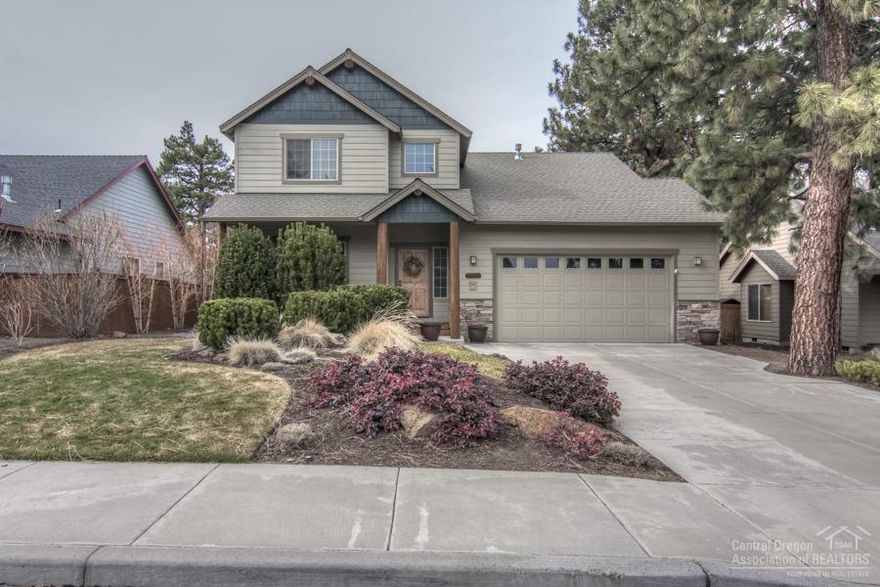 The best of Central Oregon living is contained in this wonderful newly remodeled home. From it's fantastic outdoor living space to it's updated interior, this home offers the best in family living. Island kitchen with slab granite, alder cabinets, wood laminate flooring throughout, gas fireplace in living/family room, spacious great room concept, open, light and bright. Master on main, office/den from entry foyer, enjoy entertaining from your huge custom paver patio/firepit, A/C, livable floorplan!