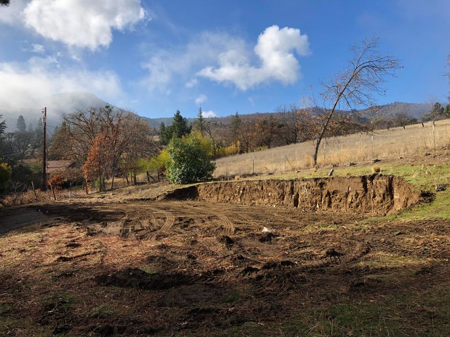 Great location close to downtown Ashland at the end of a tree lined cul-de-sac. View of the mountains in the back which is a vacant lot belonging to a neighboring home. There is a paved driveway.  Lovely quiet setting next to several charming homes.