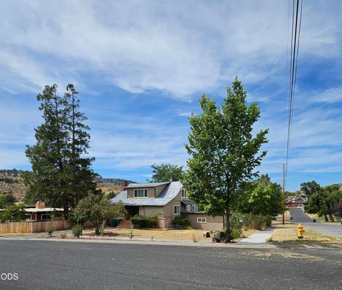 Photo of 133 Grant Street, Klamath Falls, OR 97601 (MLS # 220229372)