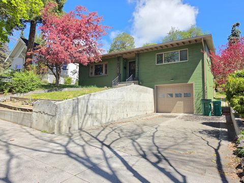 Photo of 535 Pacific Terrace, Klamath Falls, OR 97601 (MLS # 220219524)