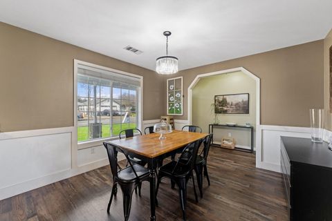 Tiny photo for 1204 Heather Lane, Central Point, OR 97502 (MLS # 220215622)