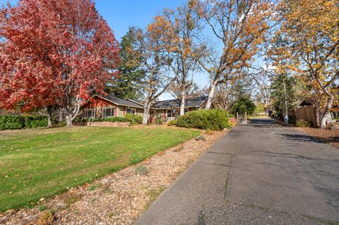 Photo of 2241 Dellwood Avenue, Medford, OR 97504 (MLS # 220212035)