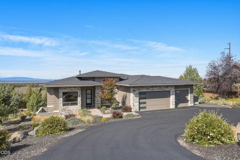 Photo of 883 Highland View Loop, Redmond, OR 97756 (MLS # 220228720)