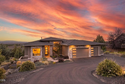 Photo of 883 Highland View Loop, Redmond, OR 97756 (MLS # 220228720)