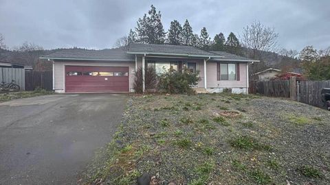 Photo of 1023 NE Primrose Place, Grants Pass, OR 97526 (MLS # 220212771)