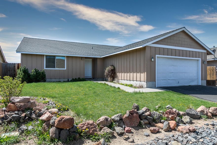 Turn key 4 bedroom home with fresh capet and paint. Very open floor plan with vaulted cielings and large living room. Spacious kitchen with plenty of counter
space, breakfest counter and new flooring. Large master suite with great seperation, full bathroom and walk in closet. Three decent sized bedrooms and a
bathroom on the other side of the house. Good sized laundry / utility room off the garage. Fully fenced backyard with a back patio. Large 2 car garage, and lawn
with inground sprinklers. Make sure to watch the video tour!