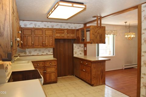 Tiny photo for 1221 N Eldorado Avenue, Klamath Falls, OR 97601 (MLS # 220223148)