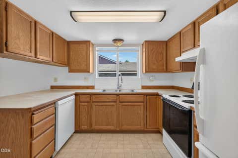 Tiny photo for 1545 SW 17th Street, Redmond, OR 97756 (MLS # 220225849)