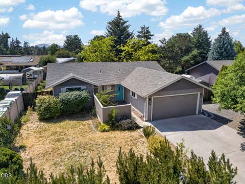 Photo of 1545 SW 17th Street, Redmond, OR 97756 (MLS # 220225849)