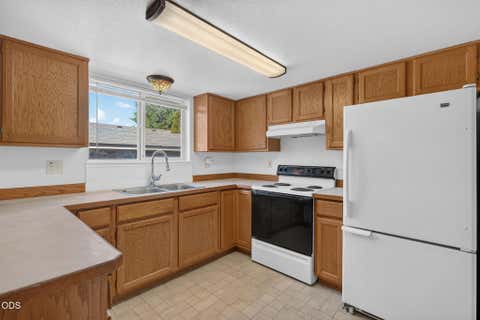 Tiny photo for 1545 SW 17th Street, Redmond, OR 97756 (MLS # 220225849)