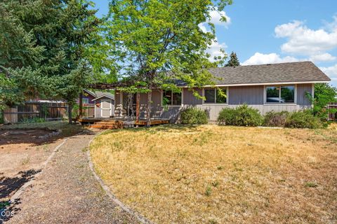 Tiny photo for 1545 SW 17th Street, Redmond, OR 97756 (MLS # 220225849)