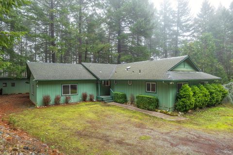 Photo of 330 Tunnel Creek Road, Grants Pass, OR 97526 (MLS # 220213844)