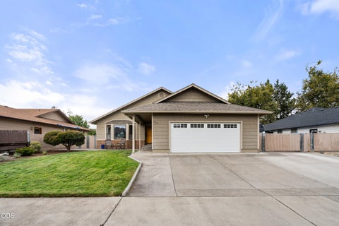Photo of 854 Delsie Drive, Grants Pass, OR 97527 (MLS # 220227158)