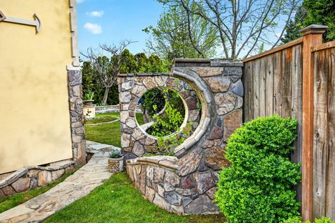 Tiny photo for 1082 La Loma Drive, Medford, OR 97504 (MLS # 220219831)